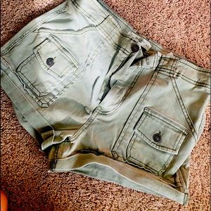 Abercrombie & Fitch Khaki Green High Rise 3” short Size 8 w 29